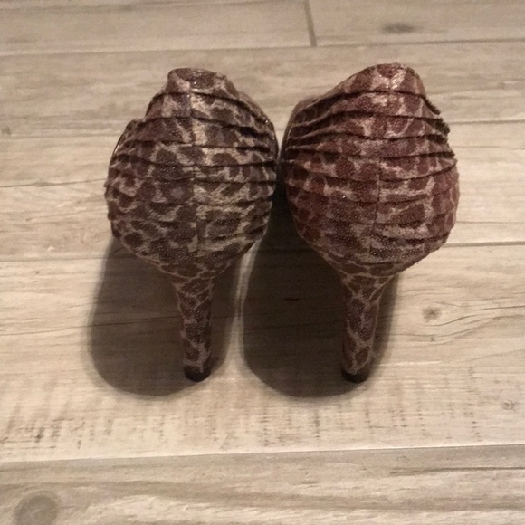 ⬇️LEOPARD PRINT HEELS - Picture 3 of 4